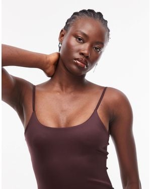 ASOS – stark figurformender body - Braun