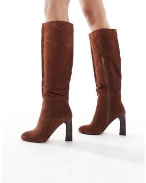 schuh Botas Por La Rodilla Marrones Con Diseño De Tacón Apilado De Ante Draya De - Marrón