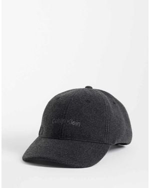 Calvin Klein Gorra Negra Con Logo Bordado De Fieltro - Negro