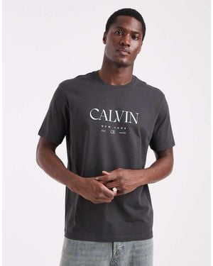Calvin Klein Camiseta Negra Con Estampado Gráfico En El Pecho De - Gris