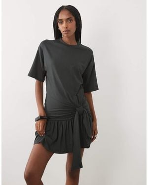 ASOS Vestido Camisero Estilo Pareo Con Bajo De Volante En-Blanco - Negro