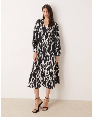 JDY Tall Robe portefeuille longueur mollet à imprimé abstrait - Neutre