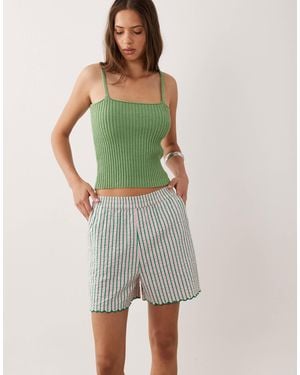 New Look Short rayé à ourlet festonné - Vert