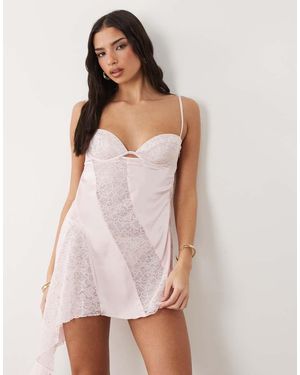 Oh Polly Vestido Corto Pastel Con Escote Corazón, Bajo Asimétrico Y Abalorios De Satén Premium - Rosa