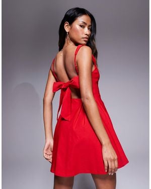 Love Triangle Robe courte en bengaline avec encolure carrée et nœud au dos - Rouge