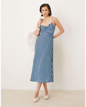 Mango – camisole-midikleid mit geteiltem streifenmuster - Blau