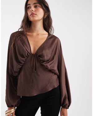 ASOS Bluse mit fledermausärmeln und tiefem ausschnitt aus satin - Braun