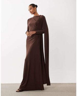 DASKA Vestido Maxi Con Capa Y Un Hombro En-Marrón