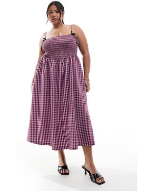 Renee Studio Exclusivité - plus - robe mi-longue à carreaux vichy avec fronces et bretelles à nœud - violet/rouge