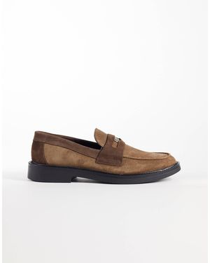 Noak Mocassins en daim fabriqués au portugal avec détail médaillon - taupe - Marron