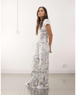 Weekday Losvallende Broek Met Camouflageprint, Deel Van Co-Ord Set - Naturel