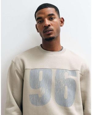 ASOS Sudadera Oversize De Felpa Con Estampado Pigmentado En Piedra-Neutro - Gris