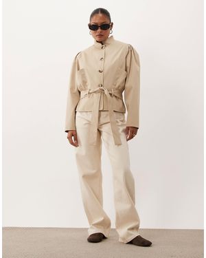 Miss Selfridge Cropped-trenchcoat mit stehkragen und taillengürtel - Natur