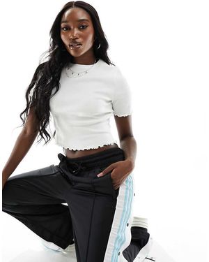 Collusion T-Shirt Bianca A Coste Con Orlo Smerlato - Bianco