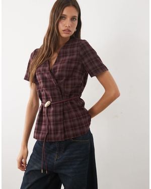 Threadbare Tailliertes oberteil mit gürtel und burgunderrotem karoprint - Braun