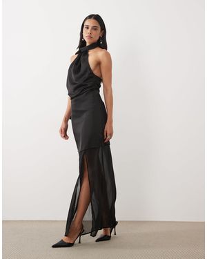 Kaiia Exclusivité robe longue en satin à col halter avec détail foulard et ourlet transparent e - Blanc