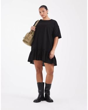 Noisy May T-shirt-kleid mit nach hinten abfallendem saum und nahtdetails - Schwarz