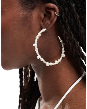 ASOS Orecchini A Cerchio Dorati Con Perle Sintetiche Tonalità Naturale - Marrone