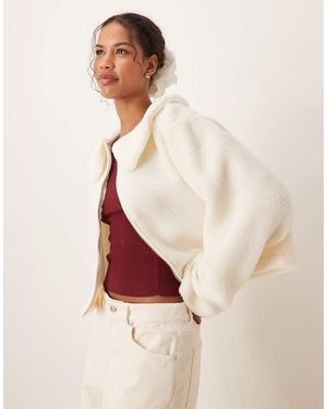 ASOS Chaqueta Corta Con Cremallera Y Solapas De Borreguito De -Blanco
