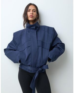 ASOS Stehkragen-sportjacke im 80er-jahre-stil mit gürtel am saum - Blau