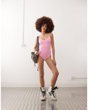 Monki Maillot 1 pièce avec détail noué dans le dos - poudré clair - Rose