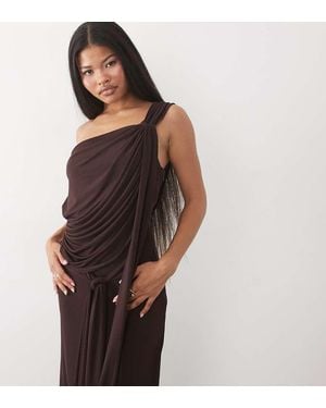 TFNC London Vestito Maxi Fluido Con Drappeggio, Spalle Scoperte E Dettaglio Annodato, Color Cioccolato - Marrone