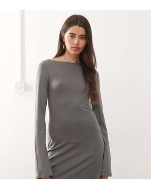 Weekday Vestito Corto A Maniche Lunghe Scuro Con Scollo A Barchetta - Grigio