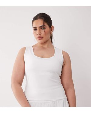 4505 Curve Icon Active Slightly Cropped Vest - White