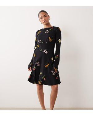 Nobody's Child Petite Vestito Skater Corto A Fiori Con Scollo A Barchetta Elasticizzato E Maniche Svasate - Nero