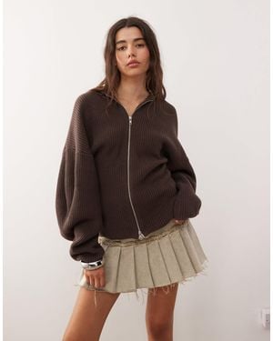 Monki Exclusivité asos - - pull en maille à capuche avec fermeture à double curseur et taille cintrée - chocolat - Marron