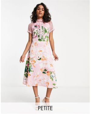 Liquorish Robe trapèze mi-longue à imprimé fleuri et finitions dentelle - Rose