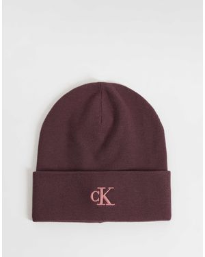 Calvin Klein Bonnet côtelé à monogramme avec logo rose en bordeaux - Violet