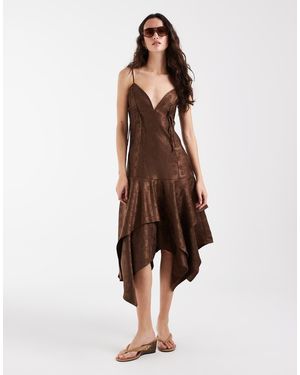 Muse Assembly Vestido Midi Marrón Con Estampado Floral, Cuello De Pico Y Bajo Asimétrico De Jacquard De
