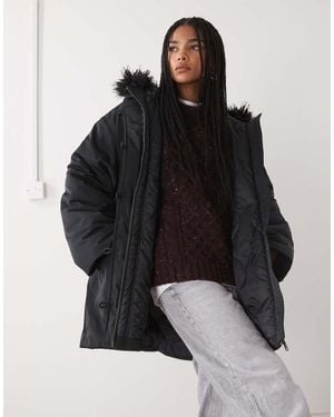 Weekday Parka Negra Extragrande Con Detalle De Piel Sintética Extraíble De - Negro