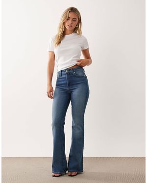 Good American Petite – weiche, klassische bootcut-jeans aus softtech-denim - Blau