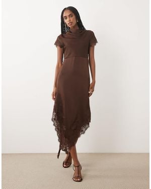 Vero Moda Robe longue en satin à manches courtes et détail jupe en dentelle - Marron