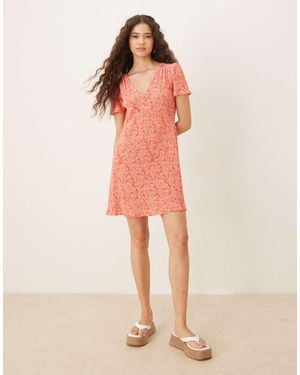 Mango – mini-freizeitkleid mit em blumenmuster und v-ausschnitt - Pink