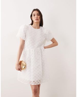 Y.A.S Robe babydoll courte avec roses en relief - gardénia - Neutre