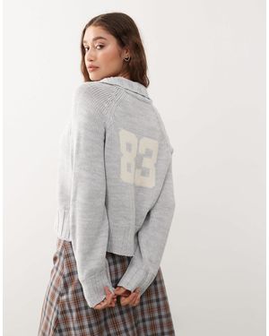 Collusion Unisex - gilet zippé en maille à manches raglan et chiffre style universitaire - Gris