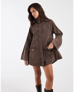ASOS Oversize-minikleid aus twill mit stehkragen und taschen - Braun