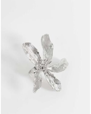 Reclaimed Vintage Burnished Flower Ring - White