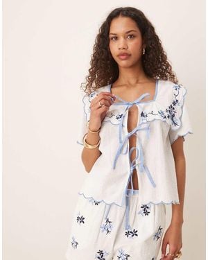Neon Rose Blusa Bianca Squadrata Con Ricami Blu E Allacciatura Sul Davanti - Bianco