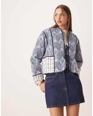 Vila Giacca Trapuntata Blu Allacciata Sul Davanti Con Stampa Stile Patchwork