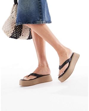 London Rebel – espadrilles-zehenstegsandalen aus em kunstleder mit flacher plateausohle - Blau