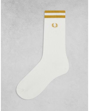 Fred Perry Calcetines Blancos Y Amarillos De Estilo Tenista De
