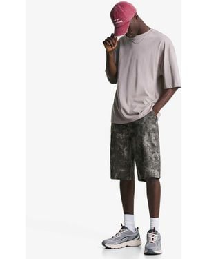 Bershka – gemusterte bermudashorts - Schwarz