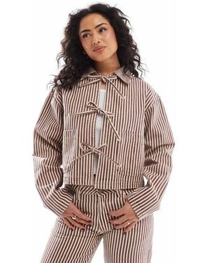 Daisy Street Chaqueta Vaquera A Rayas Rojas Y Color Crudo Con Lazada Delantera De (Parte De Un Conjunto)-Rojo - Marrón