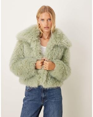 ASOS – cropped-jacke aus kunstpelz - Natur