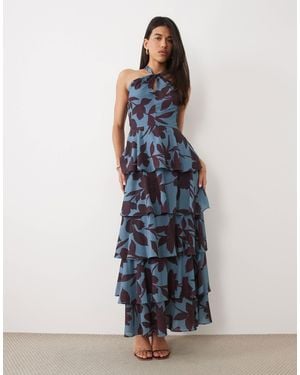 Pretty Lavish Chiffon-halterneck-maxikleid mit schlüssellochausschnitt und stufenrock - Blau