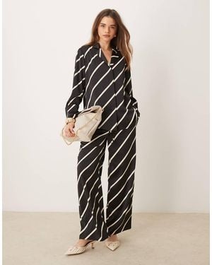 Pretty Lavish Pantaloni Taglio Comodo A Fondo Ampio Neri E Crema A Righe - Multicolore